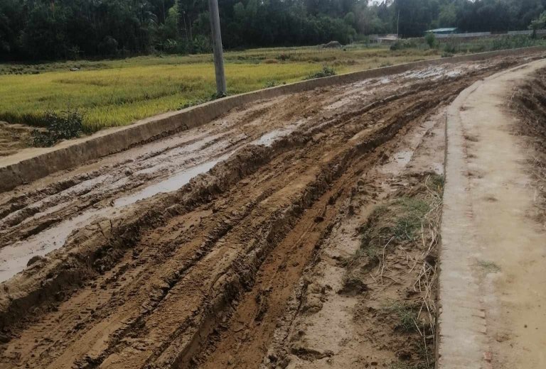 ২১কোটি টাকার সড়কের কাজে নিম্নমানের সামগ্রী ব্যবহারে বৃষ্টিতে চরম জনদূর্ভোগ