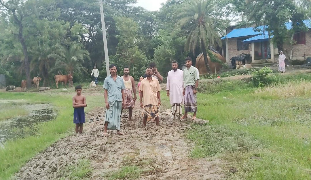 মাতামূহুরীর মরংঘোনার খালপাড় সড়কের মরণ অবস্থাঃ ৫০ বছরেও হয়নি সংস্কার