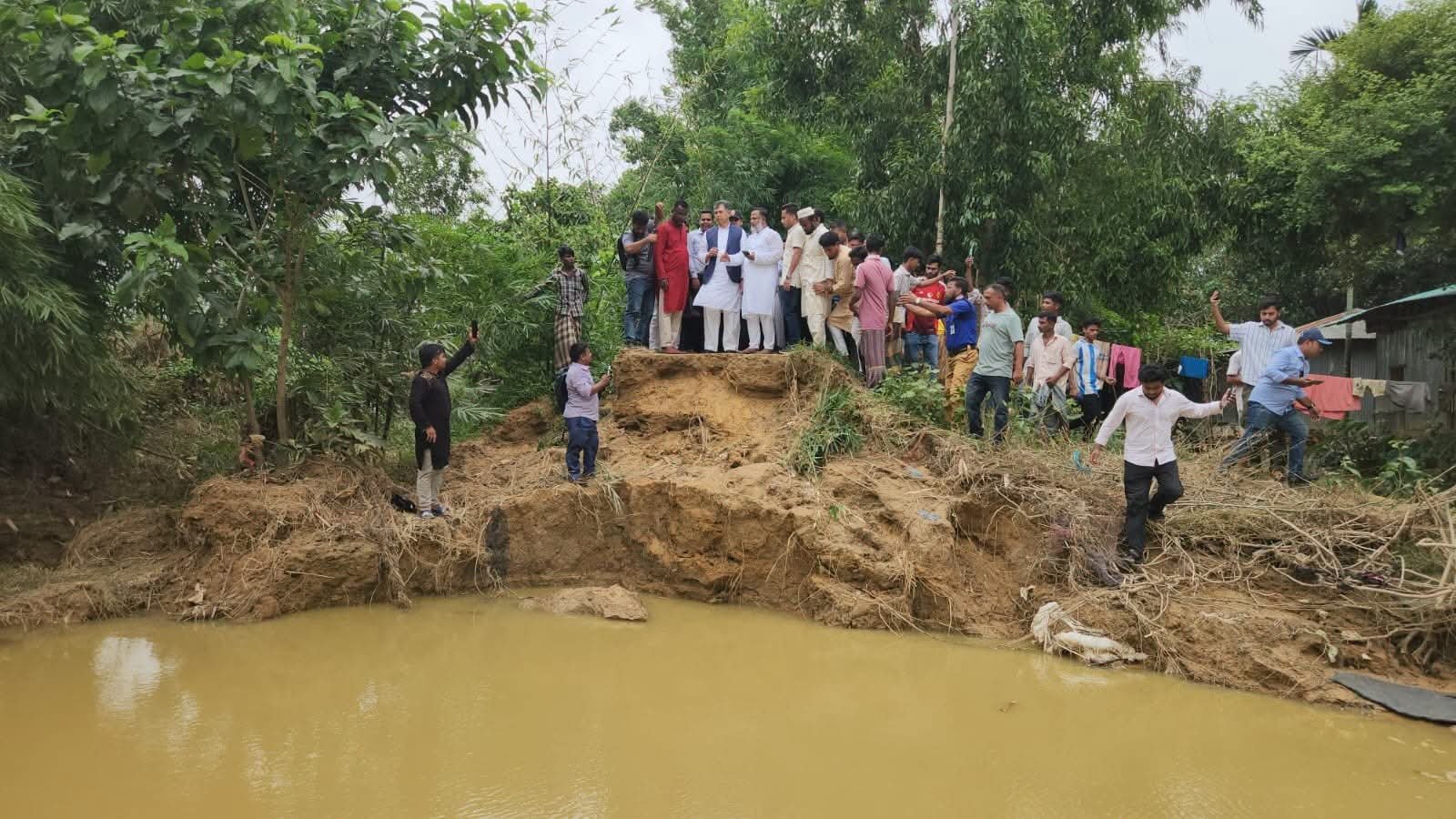 চকরিয়ায় বন্যার্তদের মাঝে ত্রাণ বিতরণ ও নদী ভাঙান পরিদর্শনে স্বরাষ্ট্রমন্ত্রী সালাহউদ্দিন আহমেদ